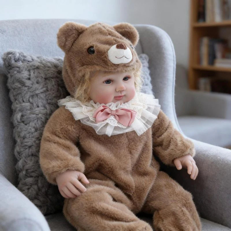 Muñeca bebé de vinilo realista de 28 pulgadas/70 cm con traje de oso de peluche marrón – Coleccionable pintado a mano con ojos acrílicos azules