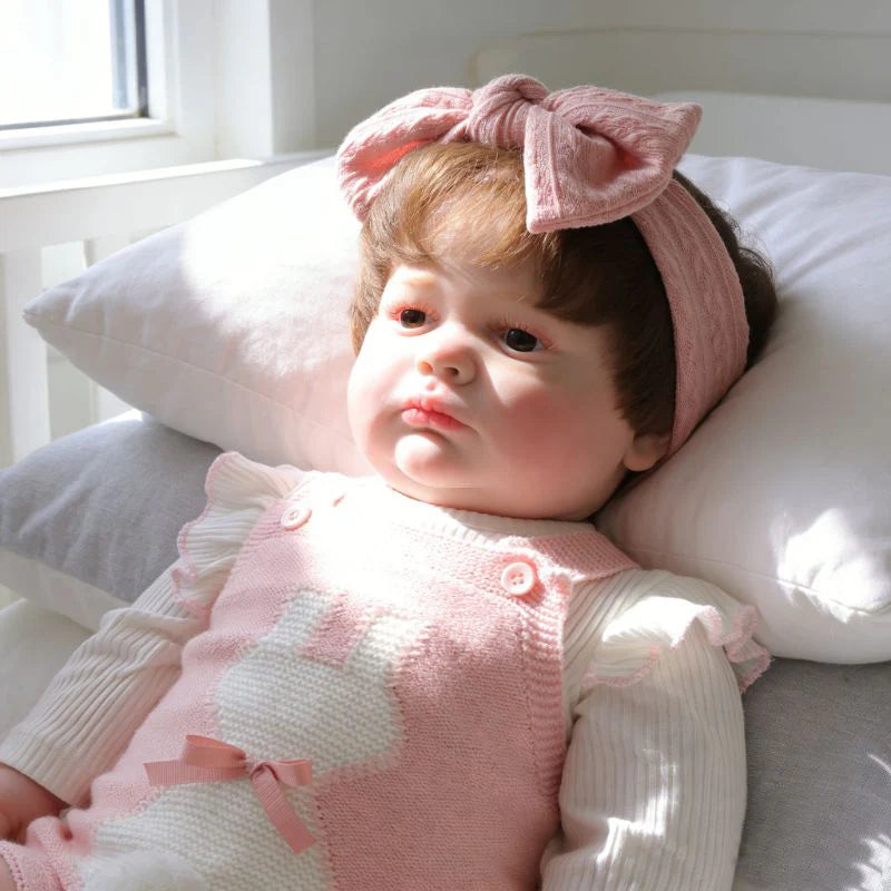 Muñeca bebé de vinilo realista de 26 pulgadas/65 cm con conjunto rosa y diadema con lazo – Muñeca coleccionable pintada a mano con ojos marrones