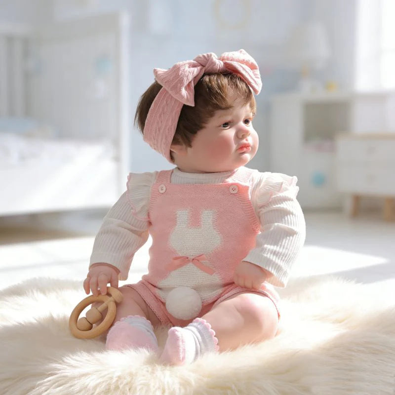 Muñeca bebé de vinilo realista de 26 pulgadas/65 cm con conjunto rosa y diadema con lazo – Muñeca coleccionable pintada a mano con ojos marrones