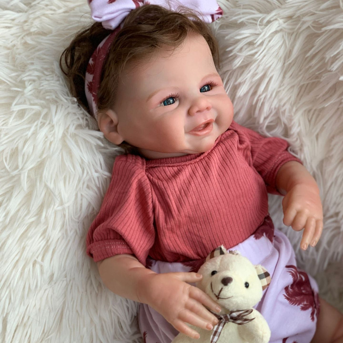 Muñeca Reborn de 18 pulgadas con cuerpo de tela, disponibles en diferentes tipos y estilos. Regalo coleccionable para festividades o cumpleaños.