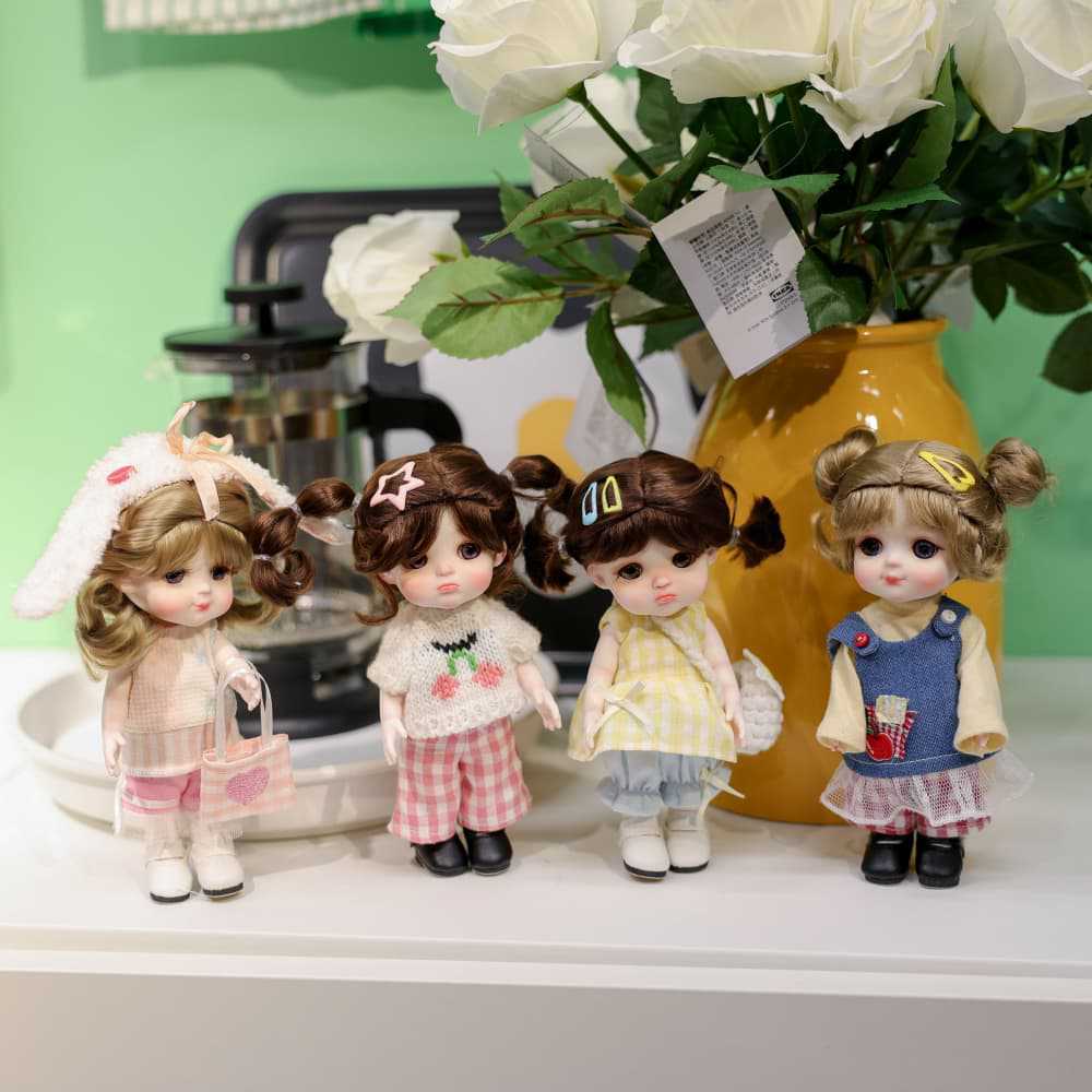 Mini muñeca de 6 pulgadas con cuerpo de cerámica, adorable conjunto de punto con cerezas y coletas, decoración de escritorio coleccionable, regalo