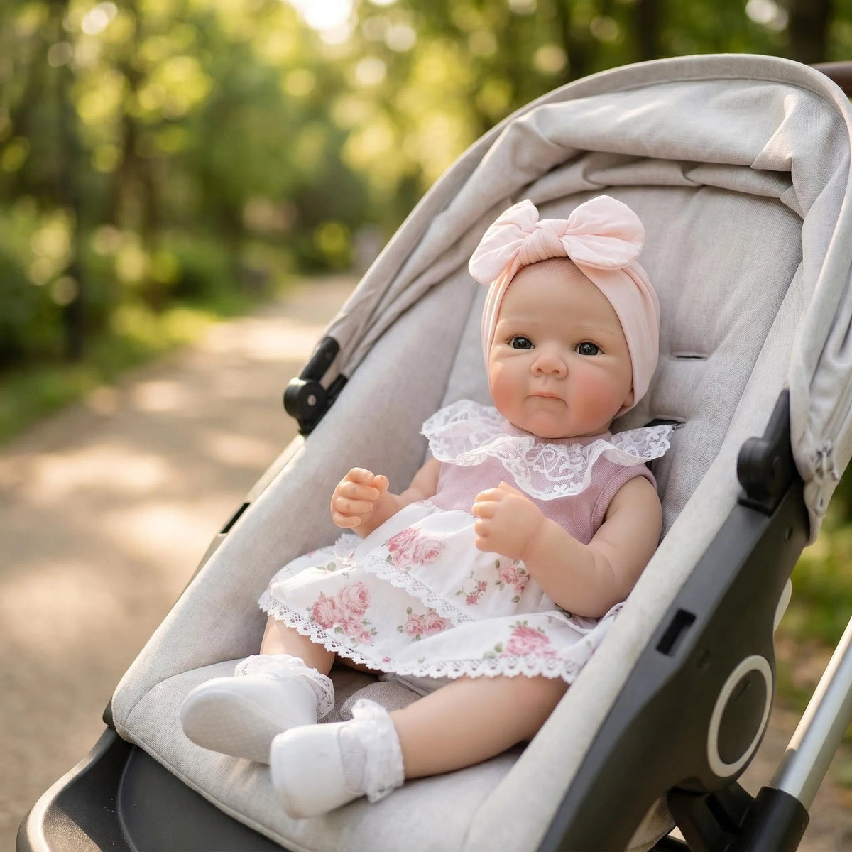 Muñeca Reborn de vinilo de cuerpo completo de 18 pulgadas con vestido de encaje floral, turbante con lazo rosa grande, ojos abiertos, estilo realista para exteriores, coleccionable para recién nacidos