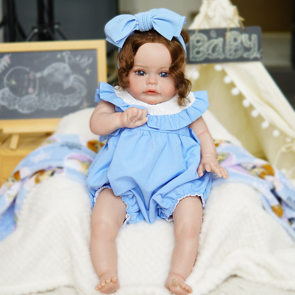 Muñeca Reborn de 22 pulgadas con sensor de sonido, disponible en versiones de cuerpo completo de vinilo y de tela, una compañera de juego ideal para niños y coleccionistas adultos en ocasiones especiales.