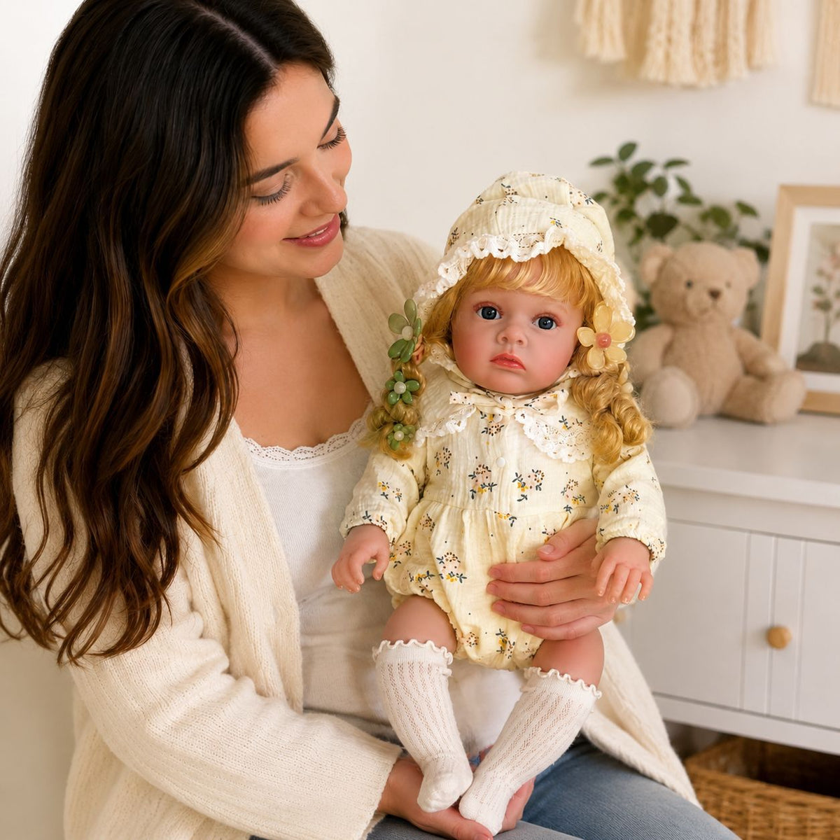 Muñeca de 24 pulgadas de aspecto realista con cuerpo de tela, una cálida compañera de juegos para niños y adultos amantes de las muñecas para momentos especiales de regalo