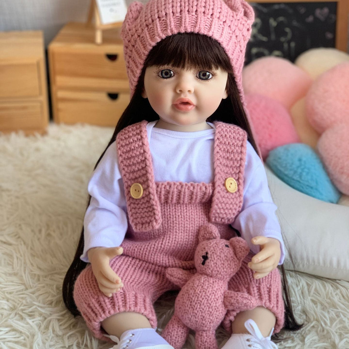 Muñeca Reborn de 22 pulgadas con sensor de sonido, disponible en versiones de cuerpo completo de vinilo y de tela, una compañera de juego ideal para niños y coleccionistas adultos en ocasiones especiales.