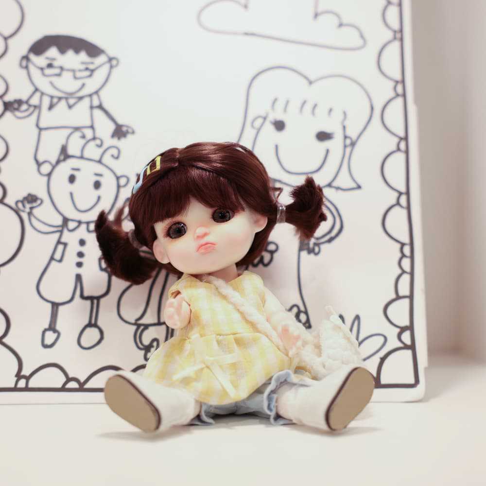 Mini muñeca de 6 pulgadas con cuerpo de cerámica, coletas adorables y traje de cuadros vichy amarillo, decoración de escritorio coleccionable, regalo