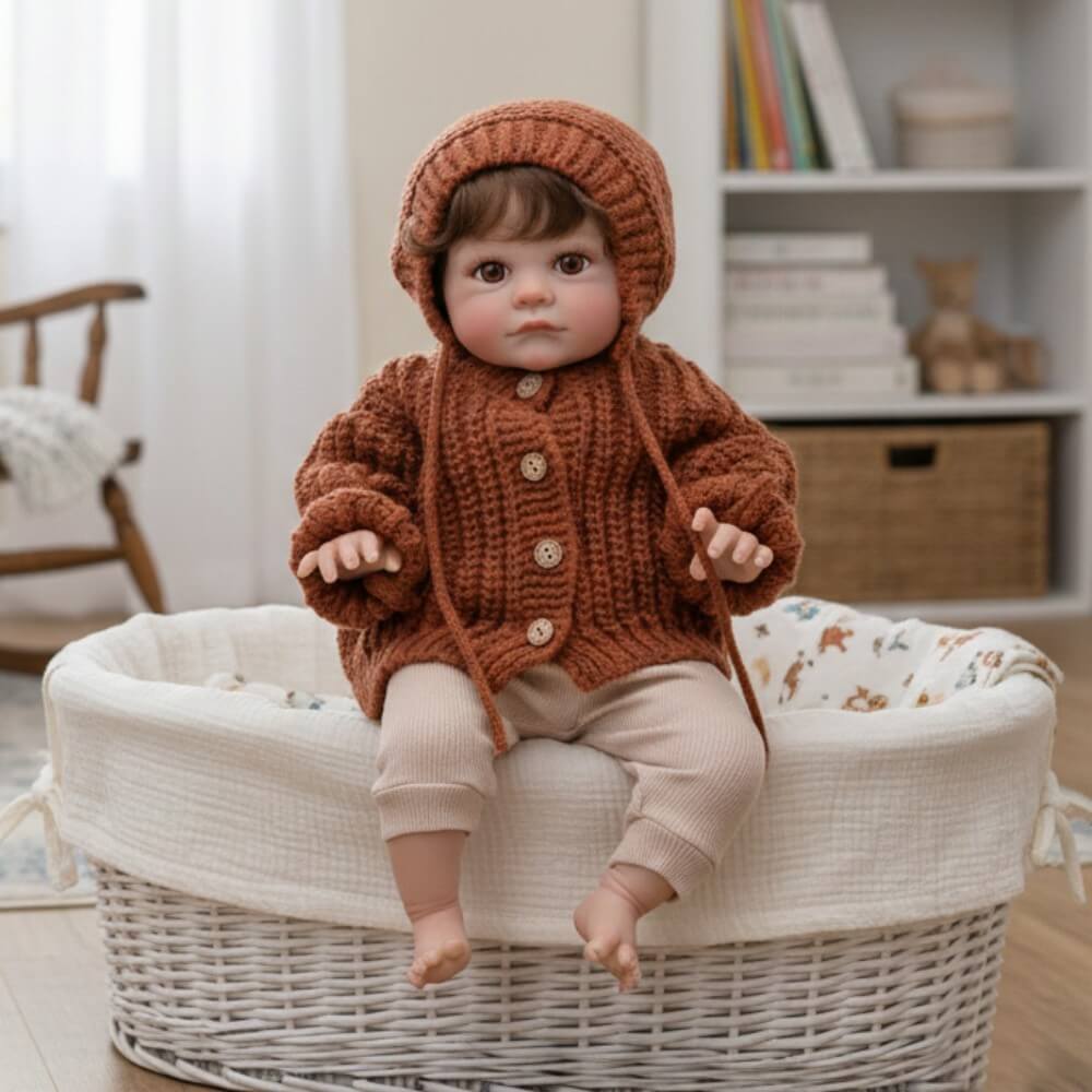 Muñeca bebé reborn de 24 pulgadas (60 cm) con cuerpo de tela, cabello implantado y apariencia humana realista.