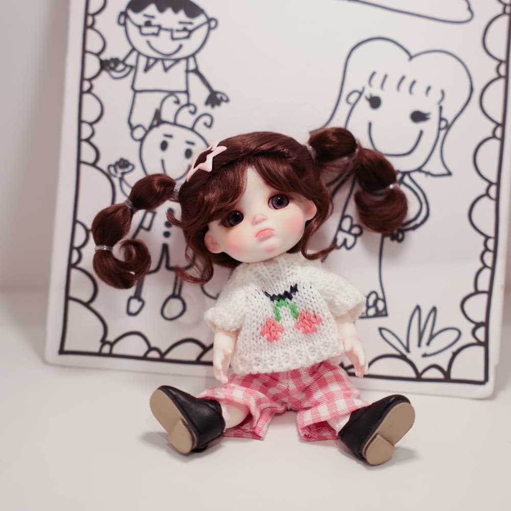 Mini muñeca de 6 pulgadas con cuerpo de cerámica, adorable conjunto de punto con cerezas y coletas, decoración de escritorio coleccionable, regalo