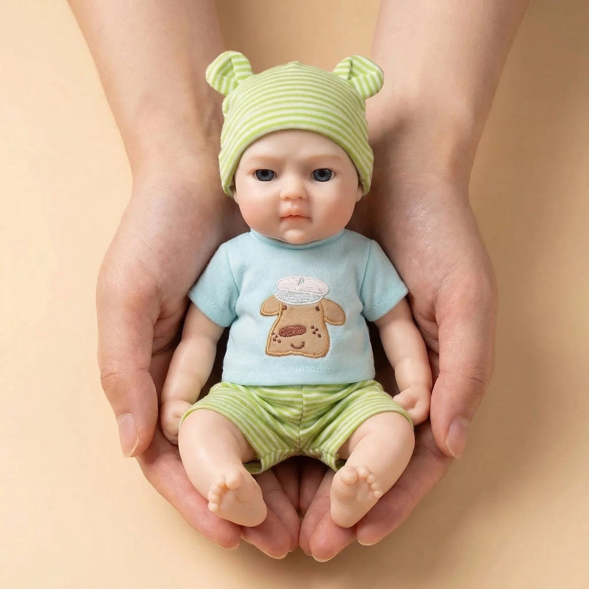 Muñeca reborn de silicona de 12 pulgadas con gorro de rayas verdes