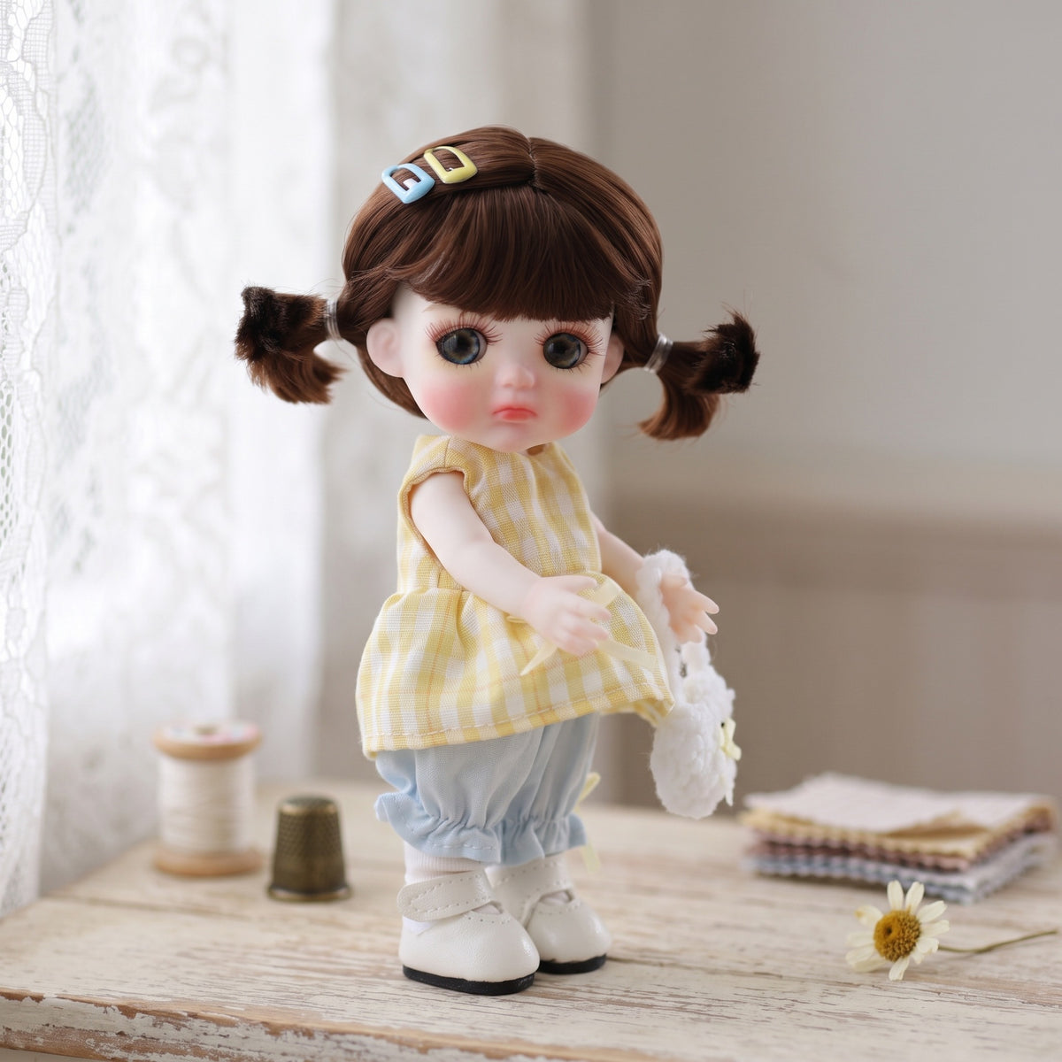 Mini muñeca de 6 pulgadas con cuerpo de cerámica, coletas adorables y traje de cuadros vichy amarillo, decoración de escritorio coleccionable, regalo