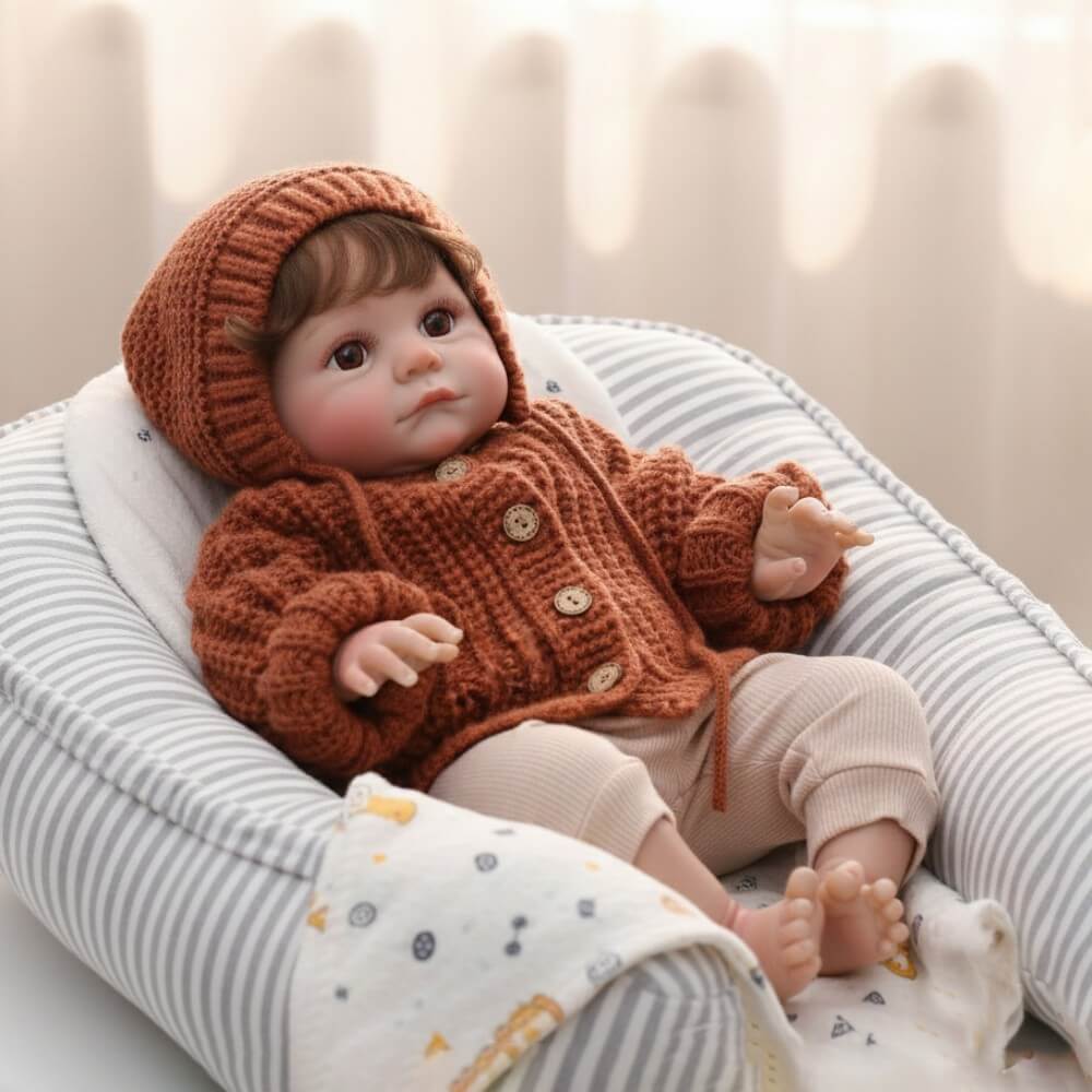 Muñeca bebé reborn de 24 pulgadas (60 cm) con cuerpo de tela, cabello implantado y apariencia humana realista.