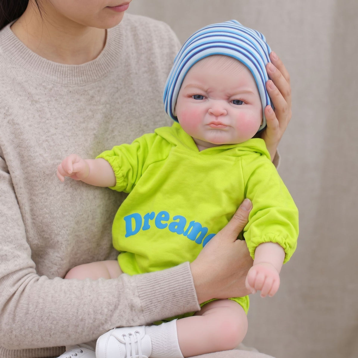 Bebé reborn de 24 pulgadas, hecho a mano, con cuerpo completo de vinilo, ideal para juegos infantiles, regalos navideños y coleccionistas.