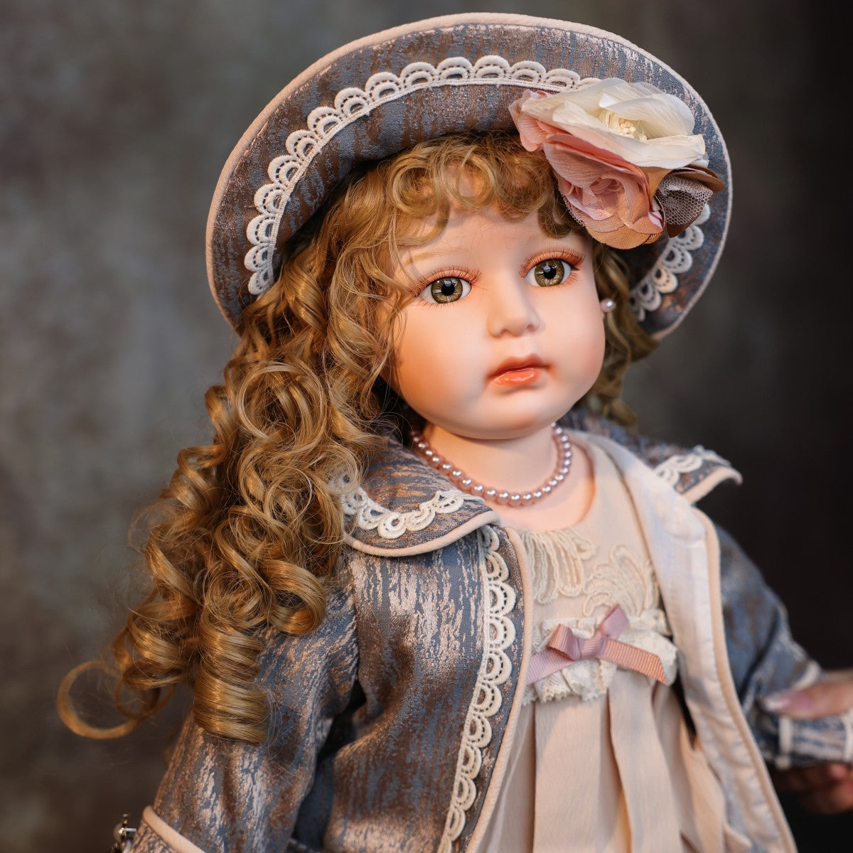 Muñeca antigua de porcelana bizcocho de 26 pulgadas con un atuendo espléndido