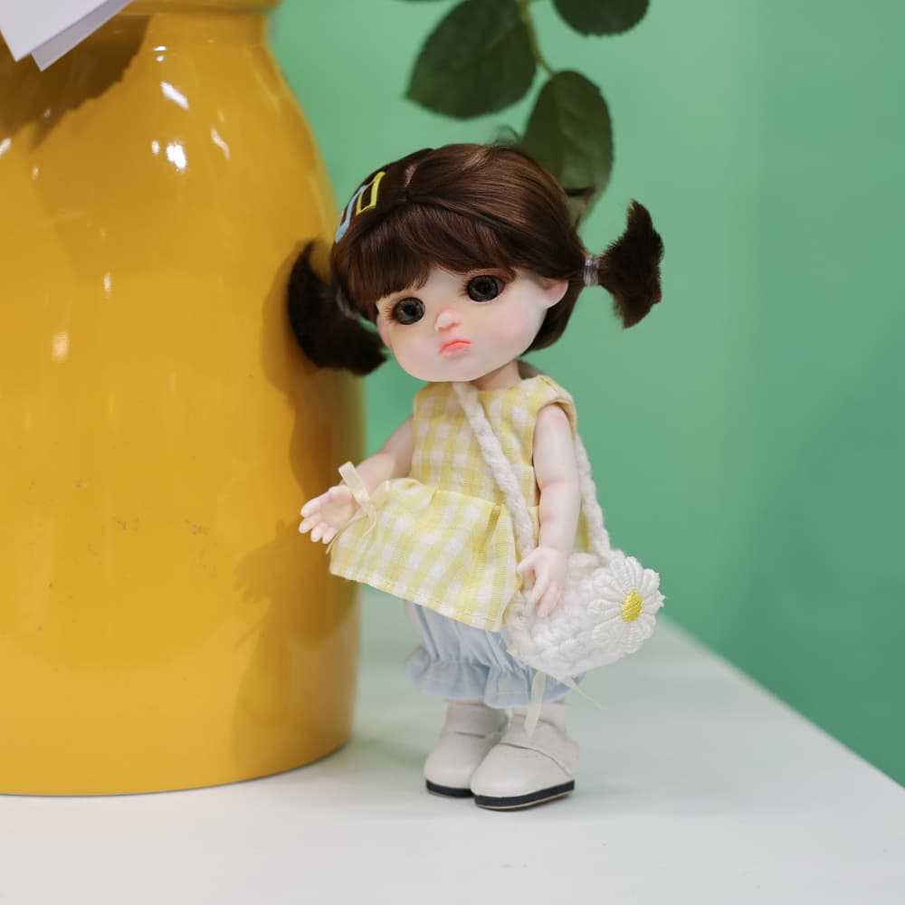 Mini muñeca de 6 pulgadas con cuerpo de cerámica, coletas adorables y traje de cuadros vichy amarillo, decoración de escritorio coleccionable, regalo