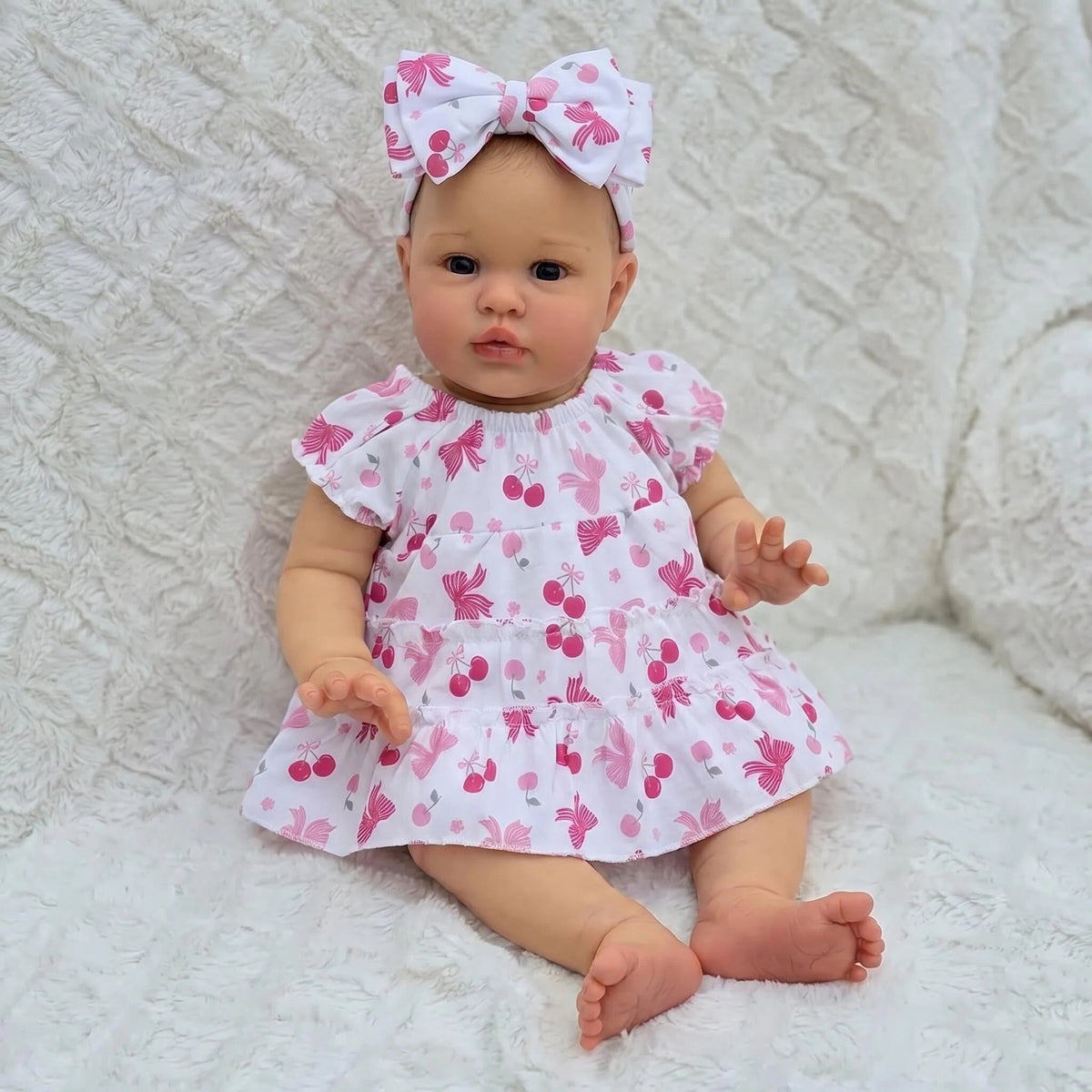 Muñeca bebé Reborn realista de 22 pulgadas con cuerpo de tela, vestido con estampado de cerezas, compañera relajante para regalos navideños