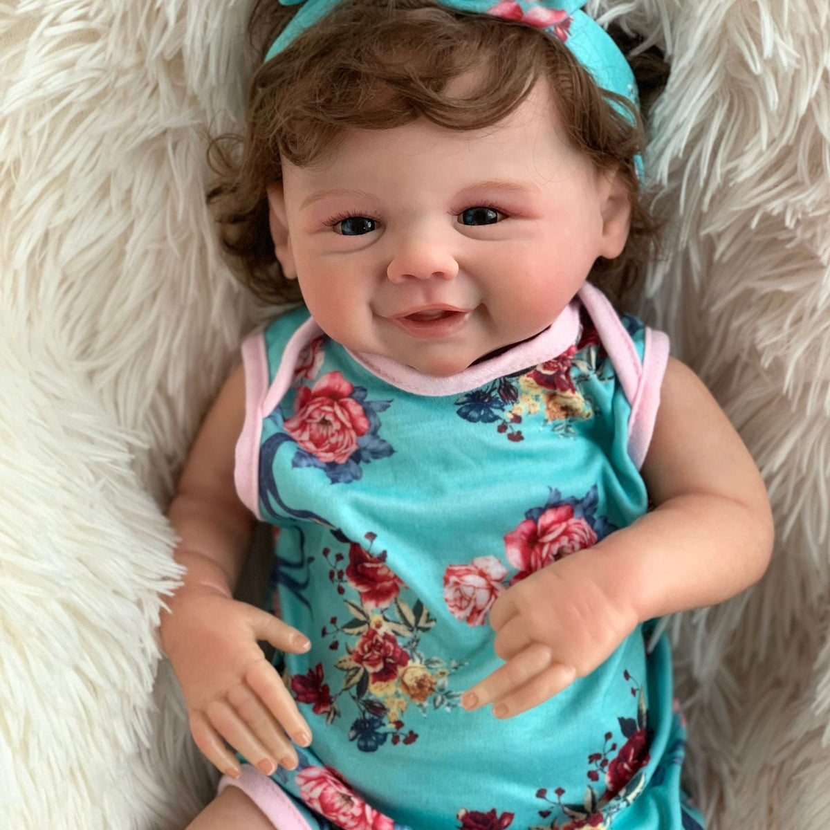 Muñeca Reborn de 18 pulgadas con cuerpo de tela, disponibles en diferentes tipos y estilos. Regalo coleccionable para festividades o cumpleaños.