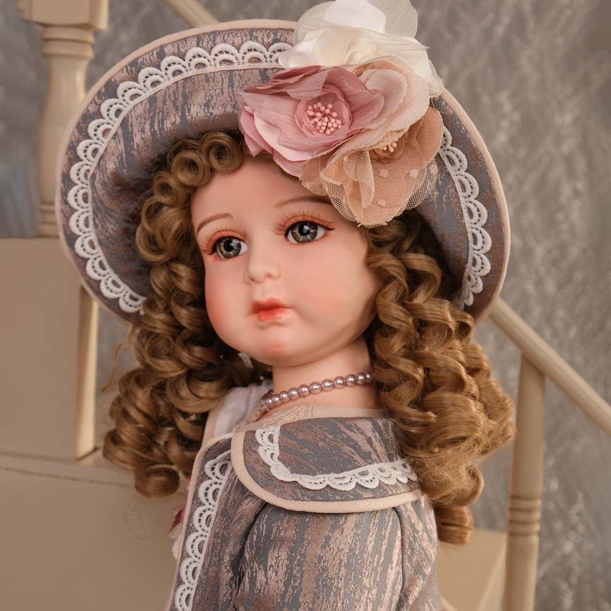 Muñeca antigua de porcelana bizcocho de 26 pulgadas con un atuendo espléndido