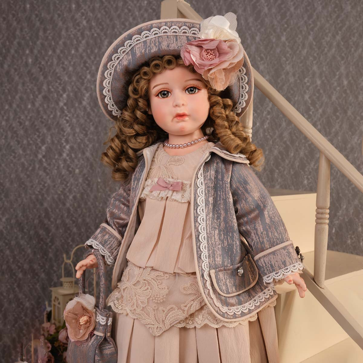 Muñeca antigua de porcelana bizcocho de 26 pulgadas con un atuendo espléndido