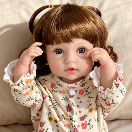 Muñeca bebé Reborn realista, muñeca de vinilo de 20 pulgadas estilo recién nacido con cabello castaño y ojos azules.