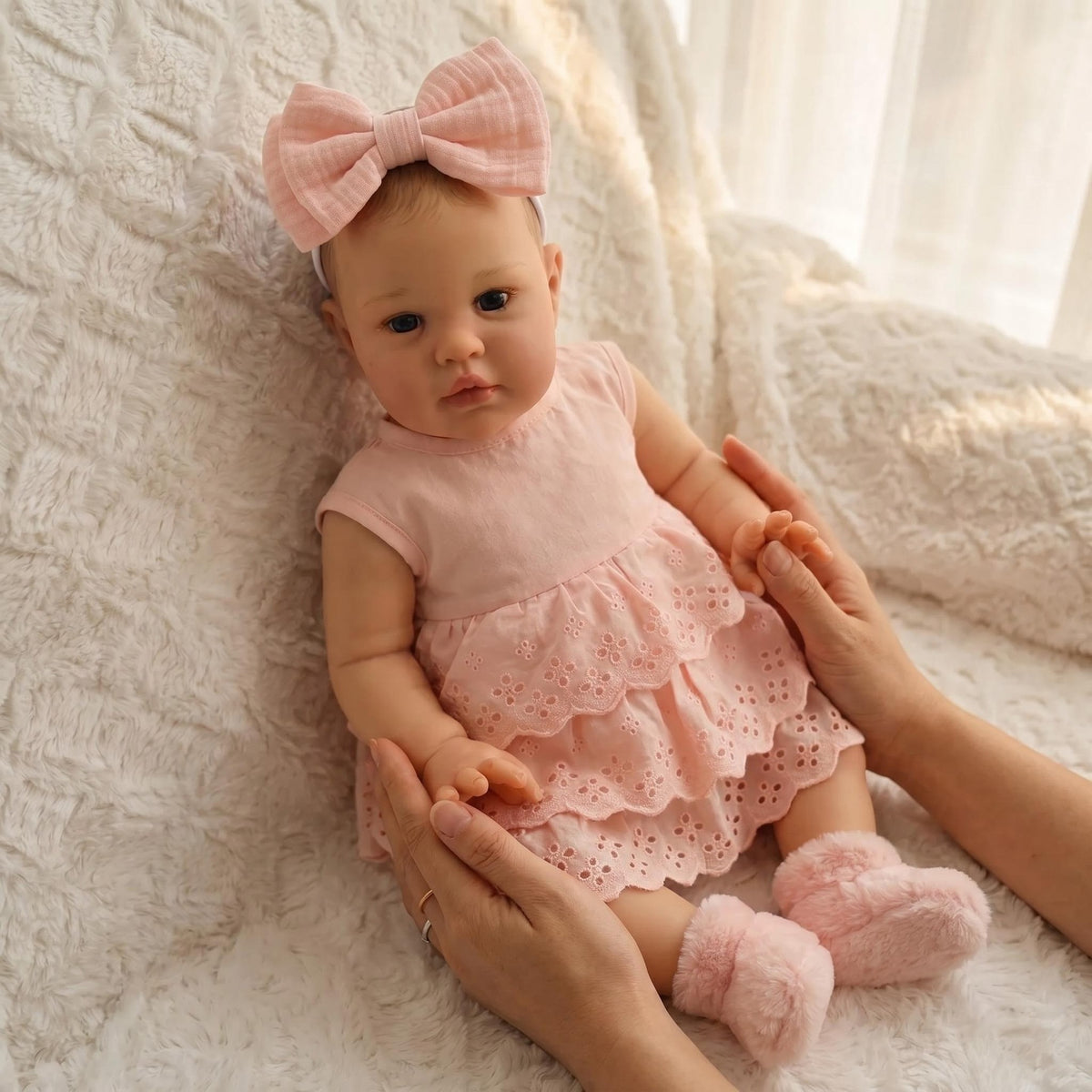 Muñeca bebé reborn de 22 pulgadas con cuerpo de tela y extremidades de vinilo articuladas, un regalo atento adecuado para fiestas de cumpleaños, Acción de Gracias, Navidad y todas las ocasiones festivas