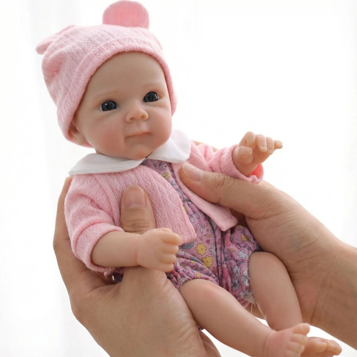 Muñeca reborn de silicona de 12 pulgadas con chaqueta rosa y estampado floral pequeño