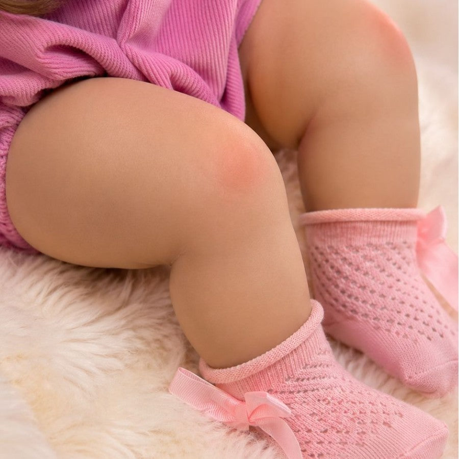 Muñeca de 24 pulgadas con cuerpo de tela, opción de regalo ideal para celebrar cumpleaños y festividades.