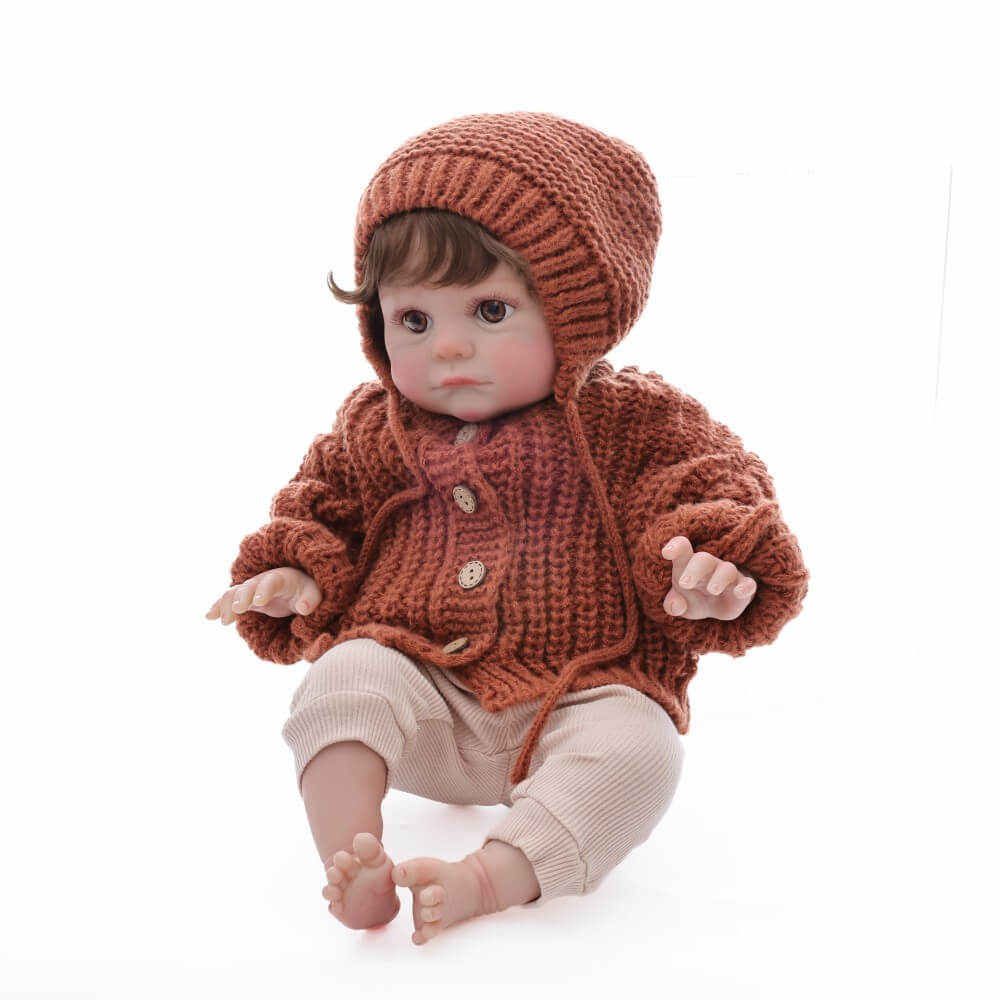 Muñeca bebé reborn de 24 pulgadas (60 cm) con cuerpo de tela, cabello implantado y apariencia humana realista.