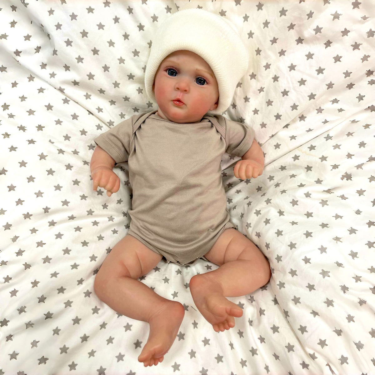 Muñeca recién nacida realista de 19 pulgadas con cuerpo de tela, piel 3D detallada, muñeca coleccionable hecha a mano para niñas y amantes de las muñecas
