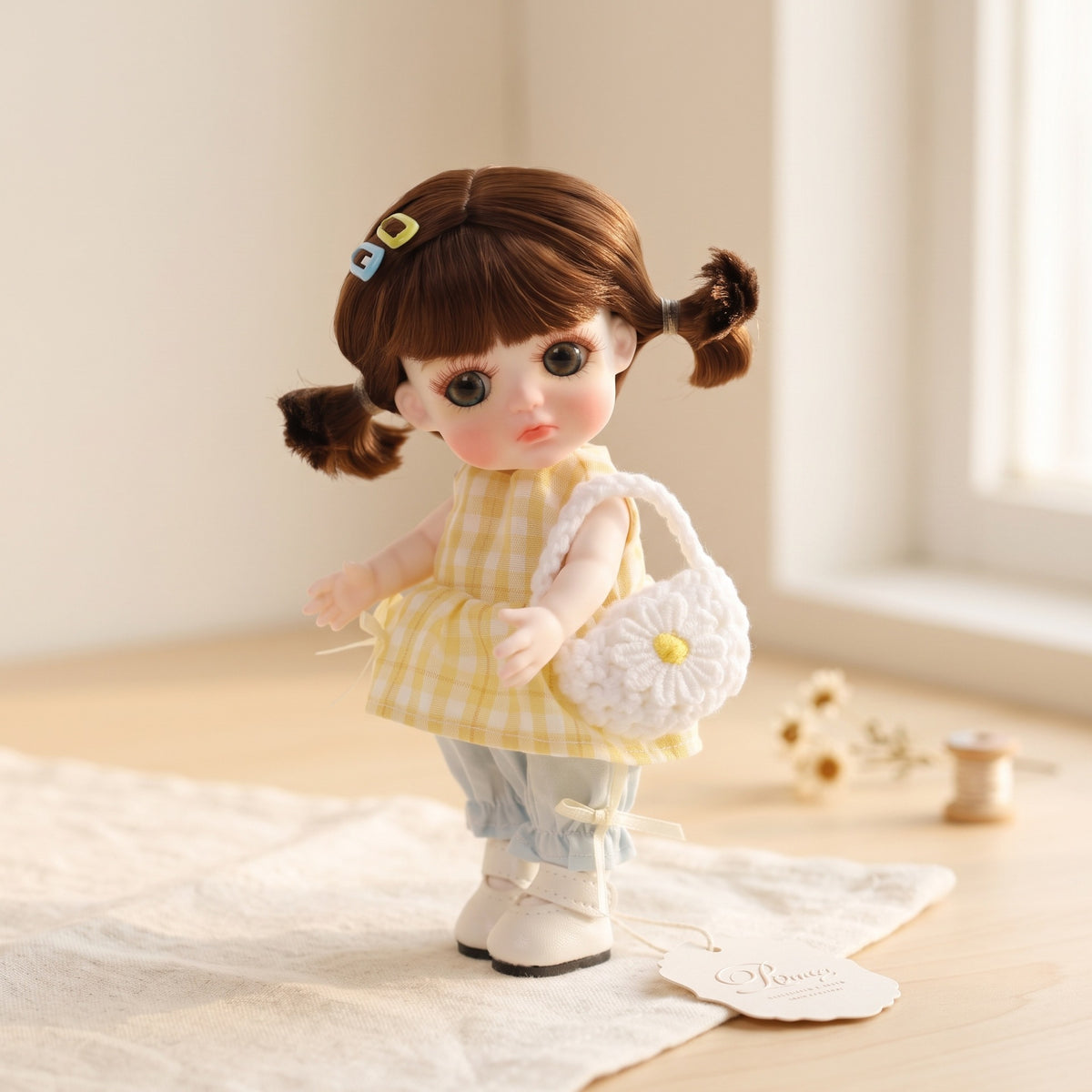 Mini muñeca de 6 pulgadas con cuerpo de cerámica, coletas adorables y traje de cuadros vichy amarillo, decoración de escritorio coleccionable, regalo