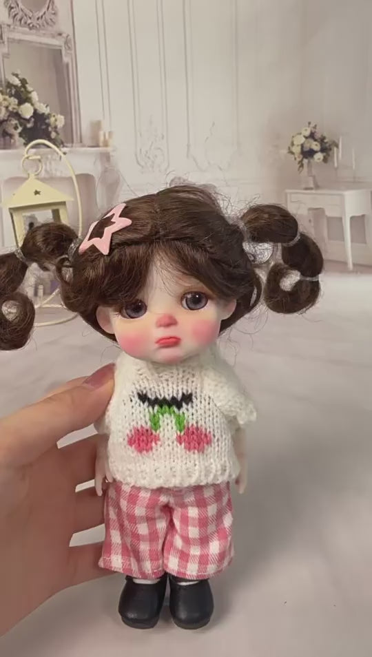 Mini muñeca de 6 pulgadas con cuerpo de cerámica, adorable conjunto de punto con cerezas y coletas, decoración de escritorio coleccionable, regalo