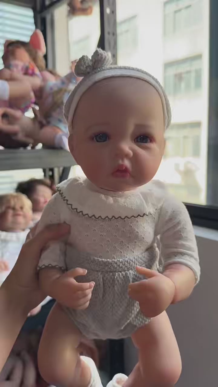 Muñeca de 20 pulgadas con cuerpo completo de vinilo suave, una excelente opción de regalo para cumpleaños y festividades.