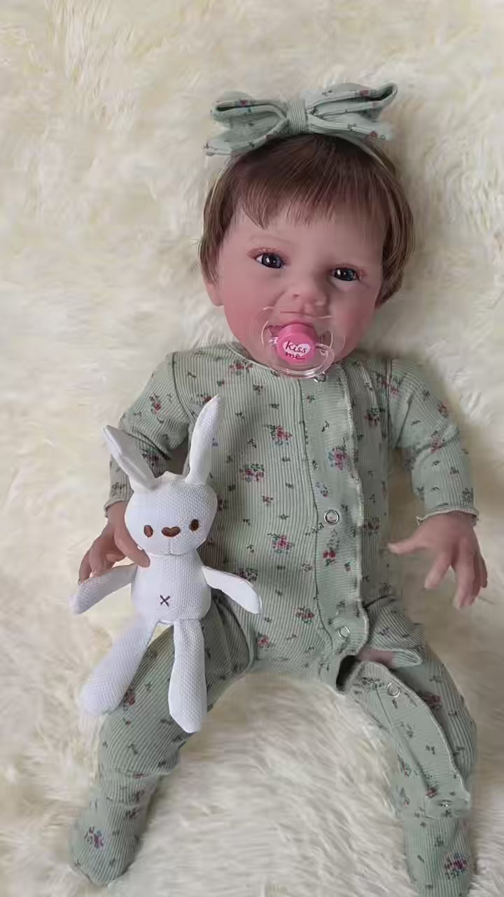 Muñeca coleccionable de 18 pulgadas con cuerpo de tela, complemento perfecto para listas de deseos de cumpleaños y selecciones de regalos de temporada festiva