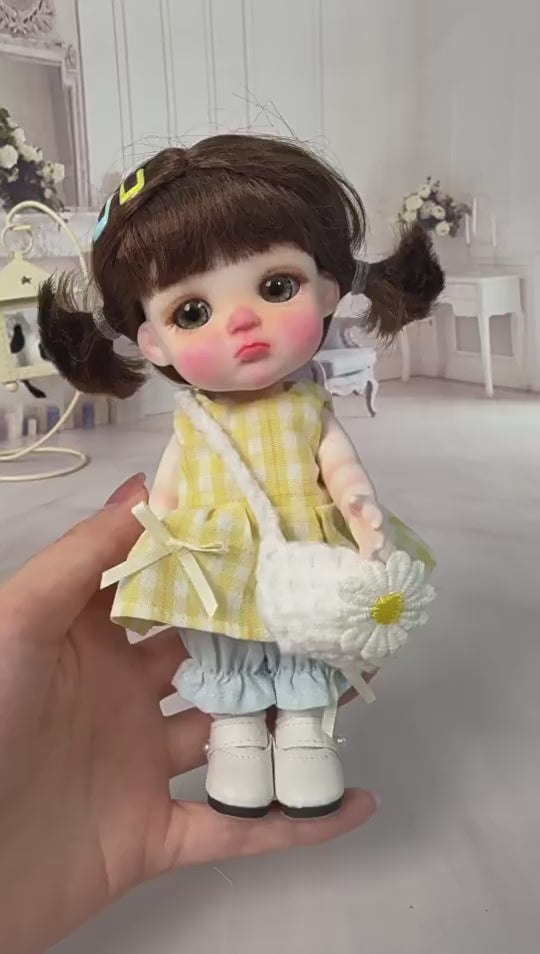Mini muñeca de 6 pulgadas con cuerpo de cerámica, coletas adorables y traje de cuadros vichy amarillo, decoración de escritorio coleccionable, regalo